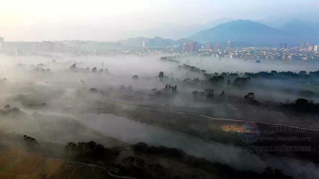 1月25日,天津南开大学人民医院,急诊大厅秒变“水帘洞”疑因水管冻爆导致,网友:希望别有急诊被耽误